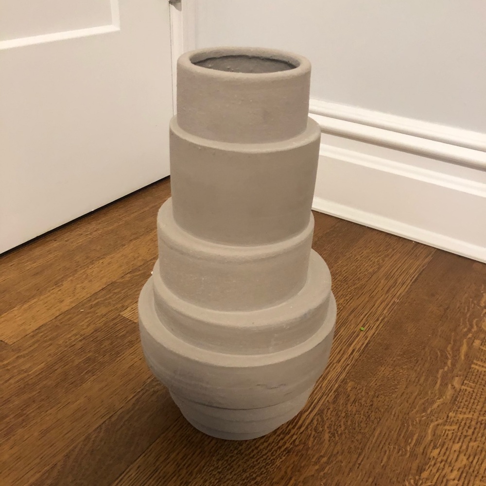 Decorative urn/vase